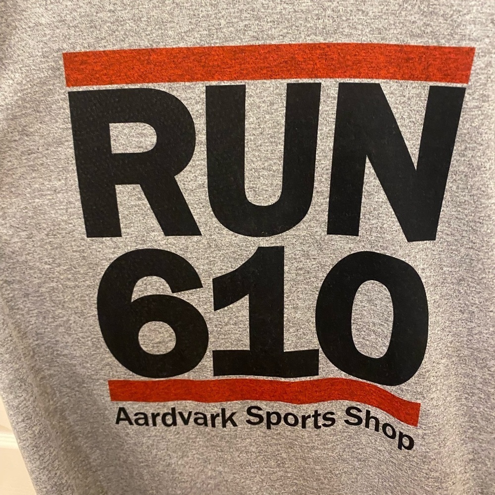 ATANYA Run 610 Aardvark Sports Shop T-Shirt Performance Material Unisex Medium - Picture 2 of 4